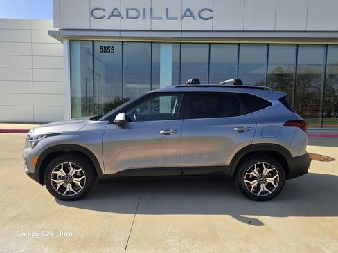 Used 2021 Kia Seltos EX image 2