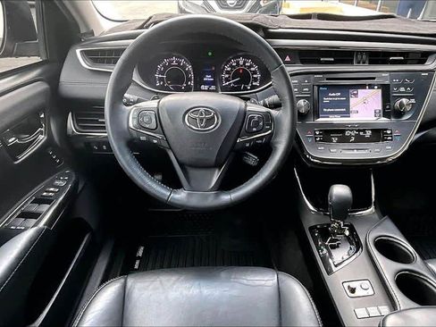 Used 2017 Toyota Avalon XLE Premium image 4