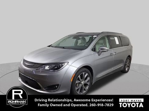 Used 2017 Chrysler Pacifica Limited w/ Advanced Safetytec Group FWD image 1