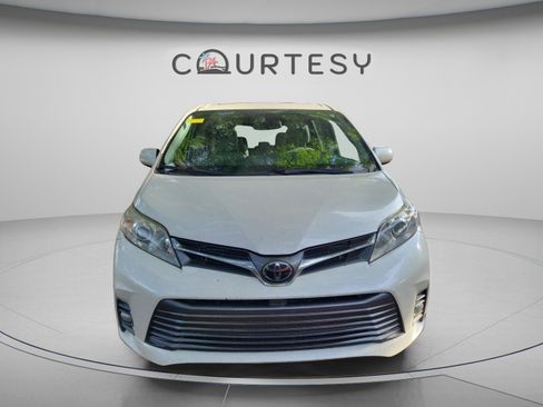 Used 2020 Toyota Sienna XLE FWD image 30