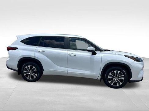 Used 2023 Toyota Highlander XLE FWD image 2