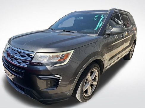 Used 2018 Ford Explorer XLT image 3