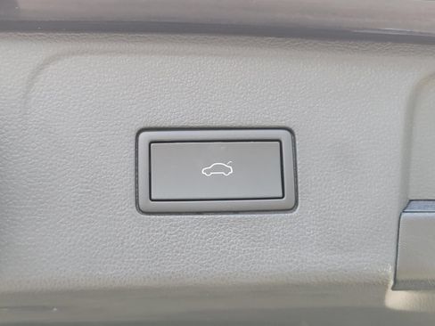 Used 2024 Volkswagen Atlas SE FWD image 16