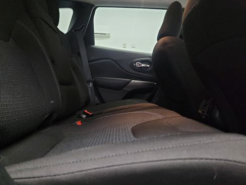 Used 2019 Jeep Cherokee Latitude w/ Popular Appearance Group FWD image 19