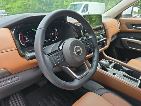Used 2025 Nissan Pathfinder Platinum w/ Cargo Package FWD image 12