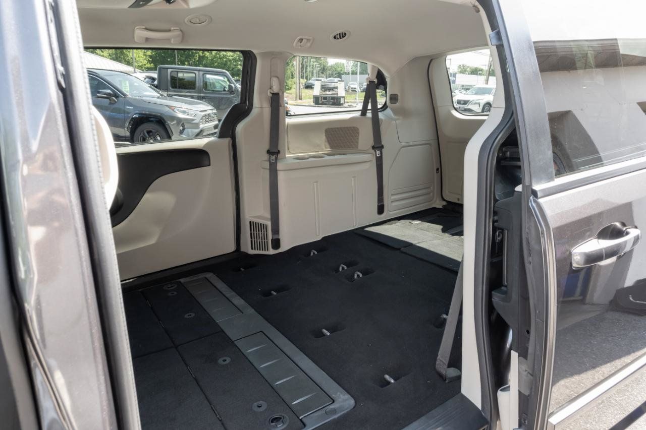 Used 2017 Dodge Grand Caravan SE w/ Power Window Group FWD image 31