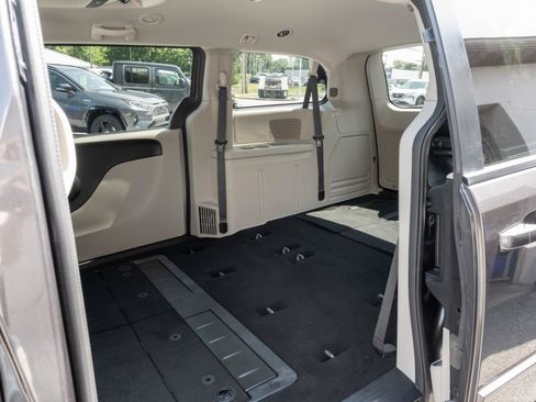 Used 2017 Dodge Grand Caravan SE w/ Power Window Group FWD image 31