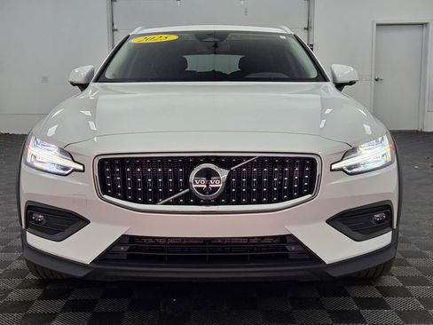 Used 2025 Volvo V60 B5 Cross Country Plus image 18