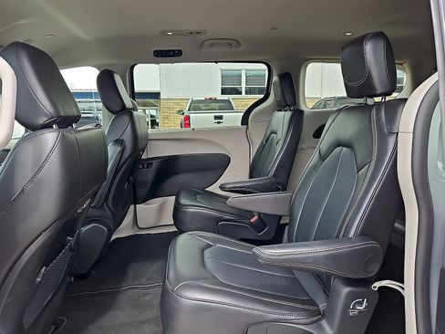 Used 2024 Chrysler Pacifica Touring-L FWD image 20