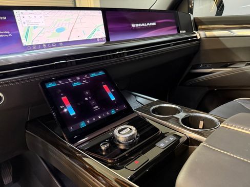 Certified 2025 Cadillac Escalade ESV Premium Luxury image 32