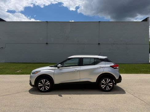 Used 2019 Nissan Kicks SV FWD image 4