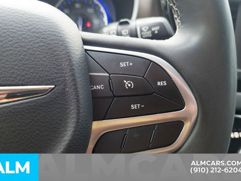 Used 2022 Chrysler Voyager LX image 15