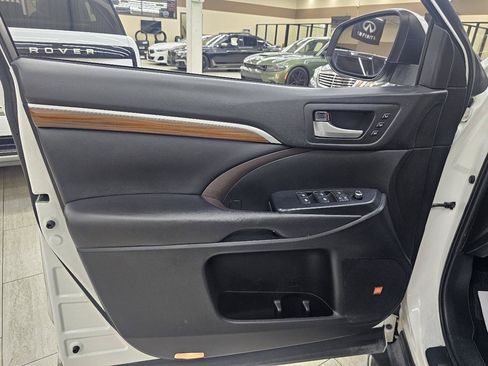 Used 2019 Toyota Highlander Limited Platinum FWD image 40