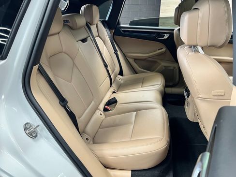 Used 2023 Porsche Macan AWD/4WD image 18