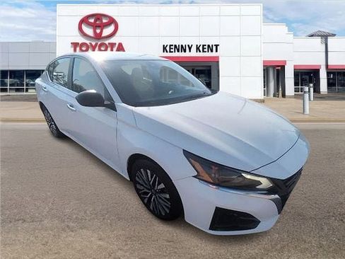 Used 2025 Nissan Altima 2.5 SV FWD image 1