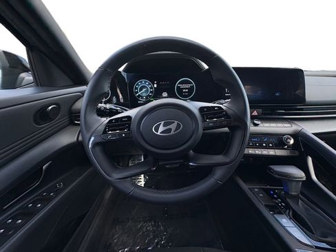 Used 2025 Hyundai Elantra SEL image 12