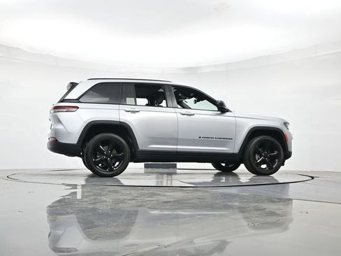 Used 2024 Jeep Grand Cherokee Altitude AWD/4WD image 31