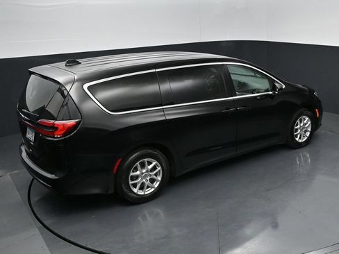 Used 2024 Chrysler Pacifica Touring-L FWD image 32