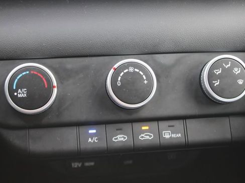Used 2024 Hyundai Elantra SE FWD image 7