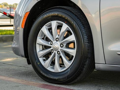 Used 2019 Chrysler Pacifica Touring-L image 65