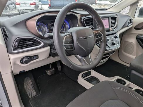 Used 2023 Chrysler Voyager LX image 7