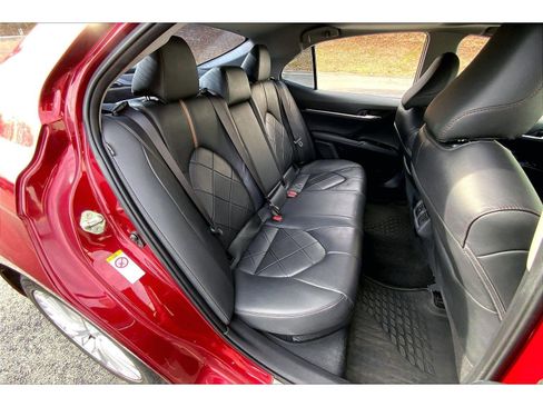 Used 2018 Toyota Camry XLE image 23