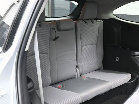 Used 2021 Toyota Highlander L image 31