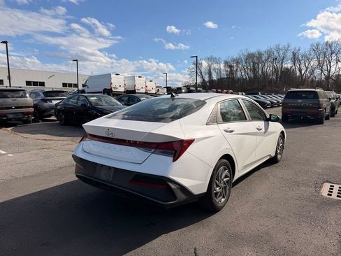 Certified 2024 Hyundai Elantra SEL FWD image 3