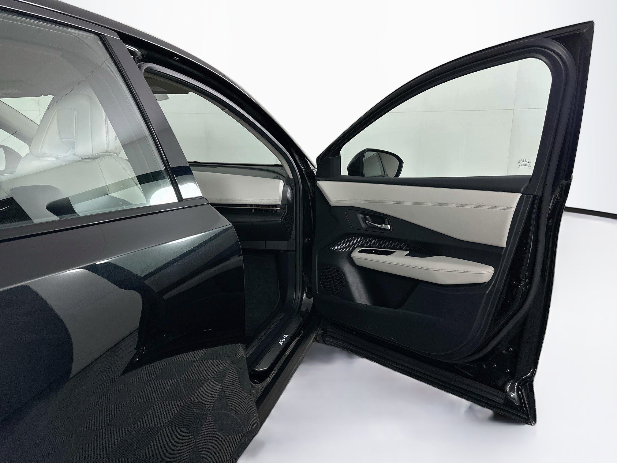 Used 2023 Nissan Ariya AWD image 33