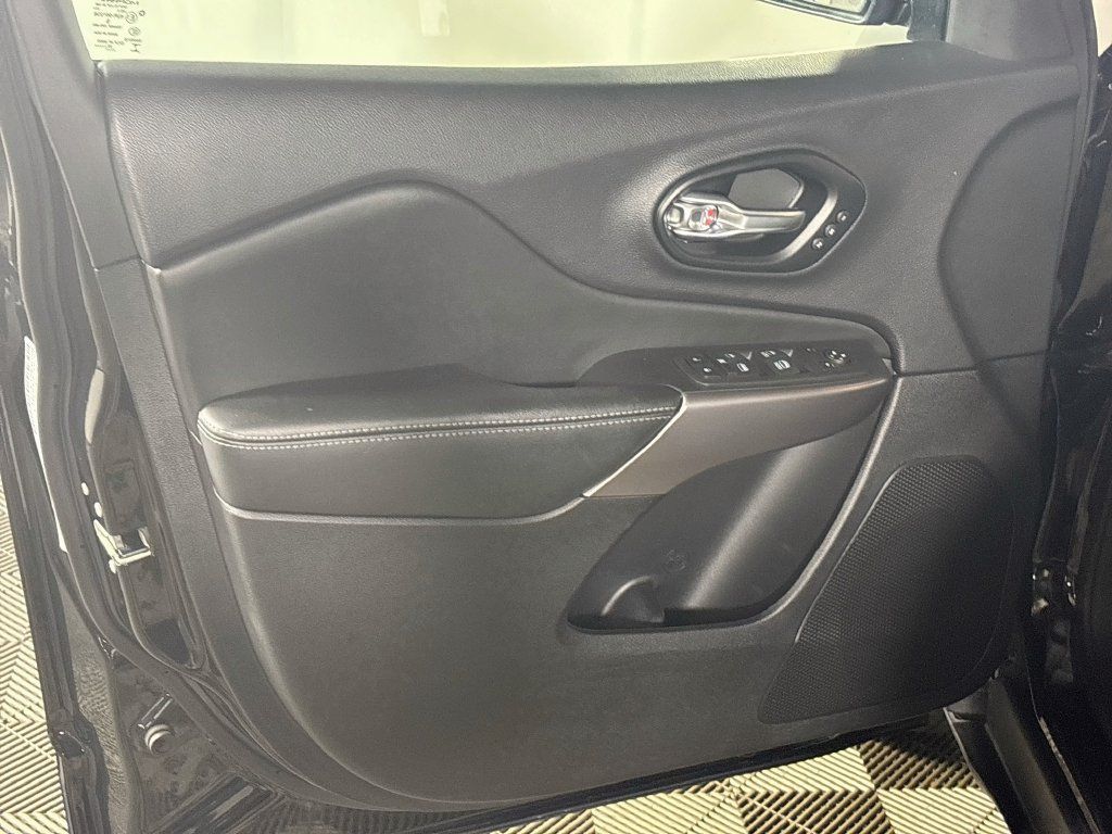 Used 2022 Jeep Cherokee Limited w/ Mopar Interior Package AWD/4WD image 10