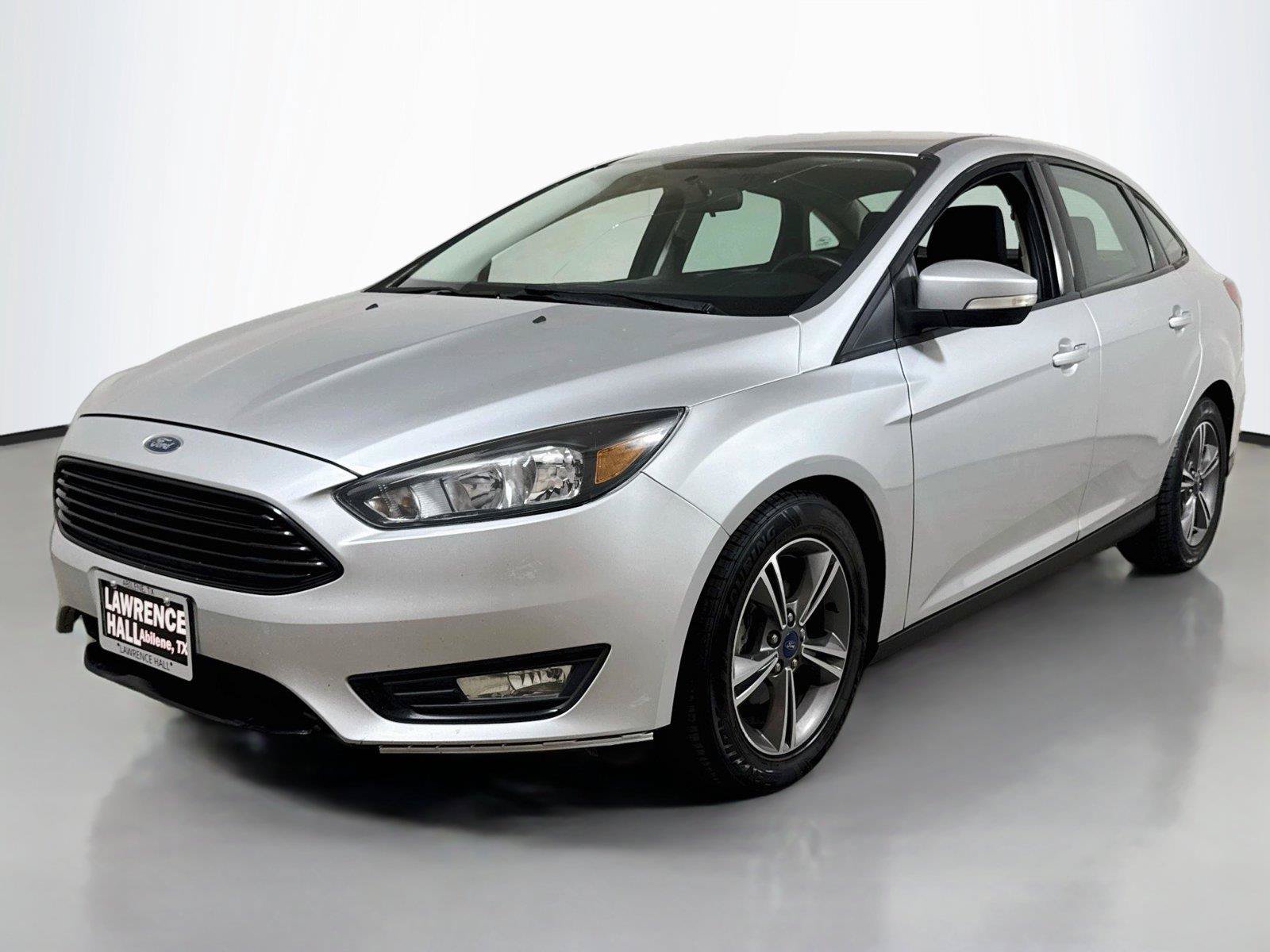 Used 2018 Ford Focus SE w/ SE Appearance Package FWD image 1