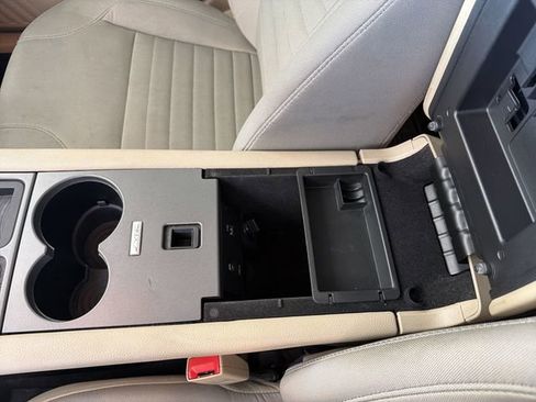 Used 2015 Ford Taurus SE FWD image 23