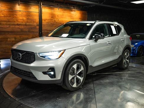 Used 2023 Volvo XC40 B4 Ultimate image 2
