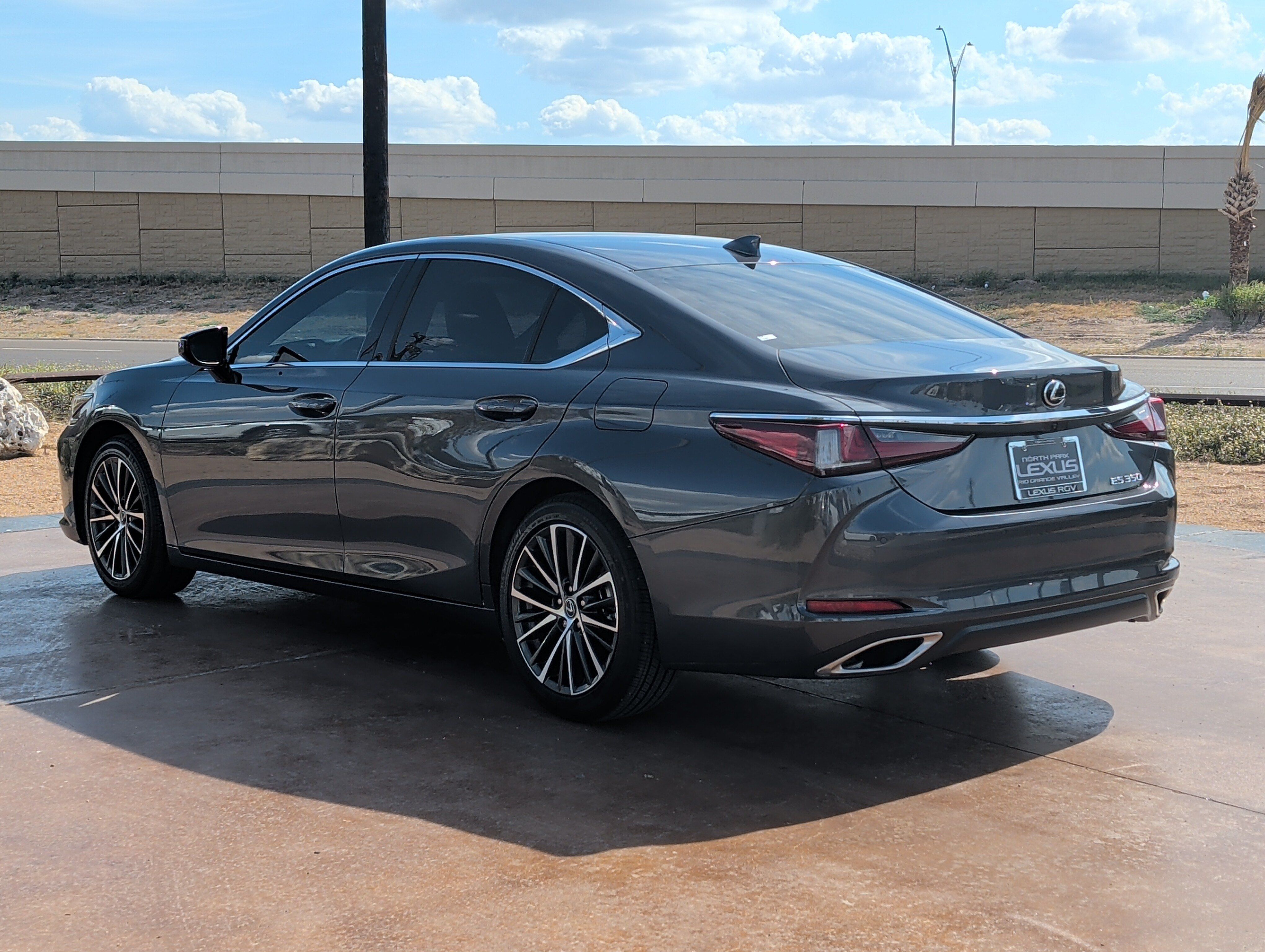 Used 2025 Lexus ES 350 w/ Premium Package FWD image 4