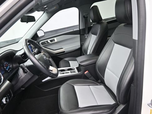 Used 2023 Ford Explorer XLT w/ Equipment Group 202A image 17