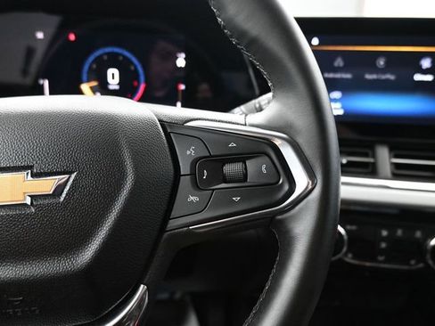 Used 2025 Chevrolet Trax LT w/ LT Convenience Package image 16