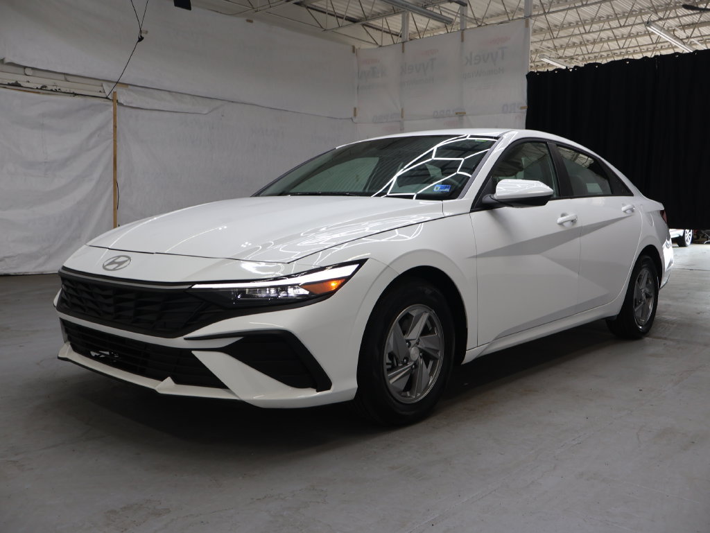 Used 2026 Hyundai Elantra SE FWD image 3