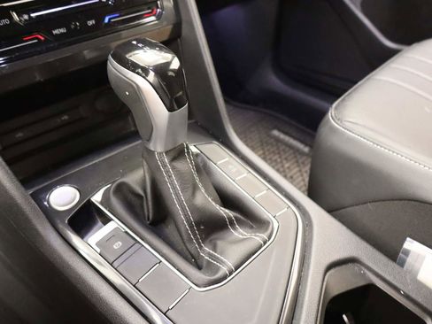 Used 2023 Volkswagen Tiguan SE image 9