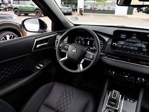 Used 2025 Mitsubishi Outlander SEL Black Edition image 9