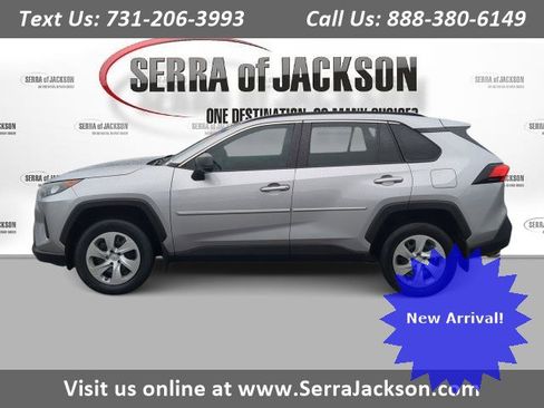 Used 2020 Toyota RAV4 LE image 1
