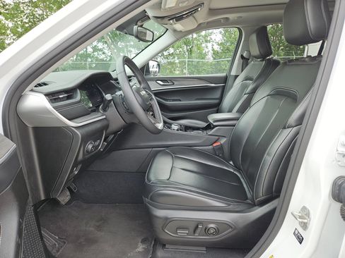 Used 2023 Jeep Grand Cherokee Limited RWD image 9