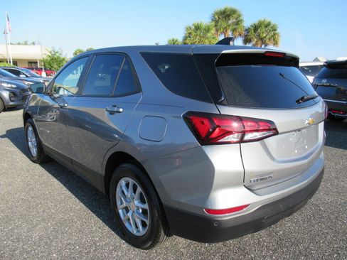 Used 2023 Chevrolet Equinox LS w/ LS Convenience Package FWD image 5