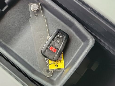 Used 2023 Toyota Highlander LE image 28