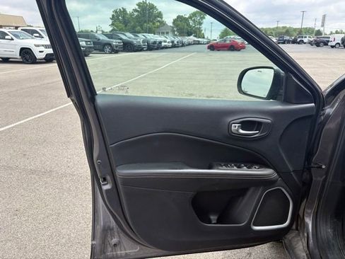 Used 2018 Jeep Compass Latitude w/ Cold Weather Group FWD image 14