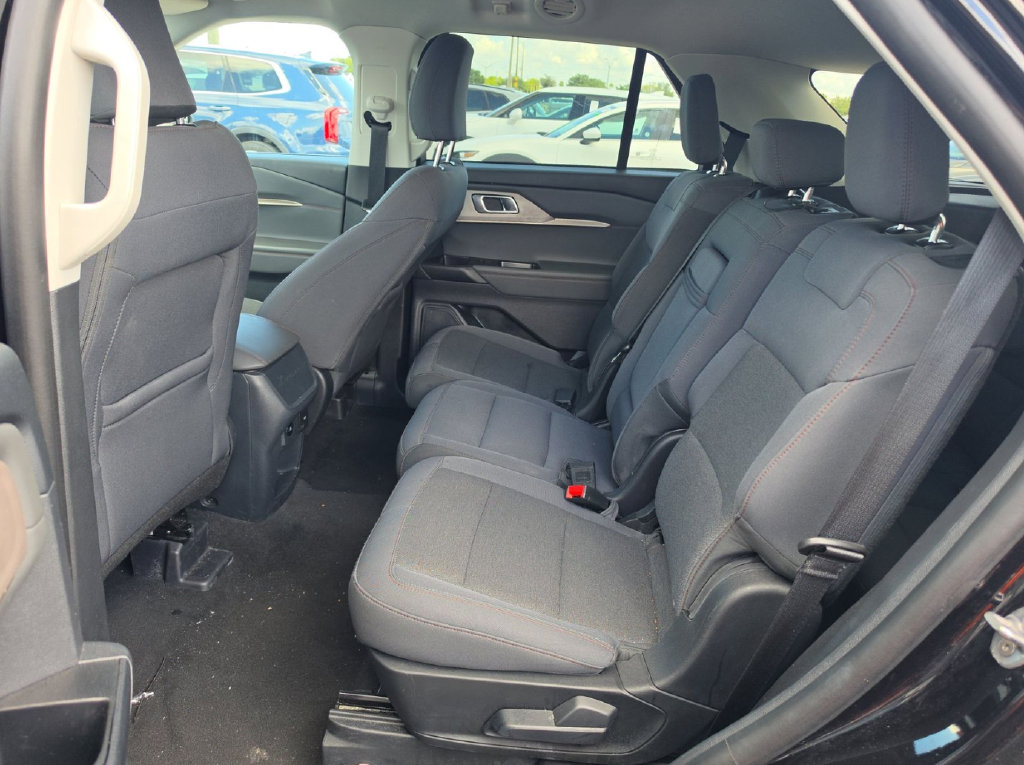 Used 2025 Ford Explorer Active AWD/4WD image 6