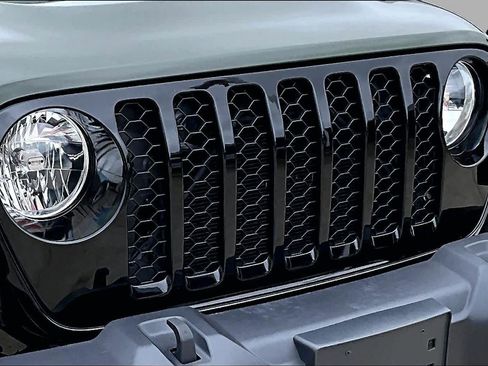 Used 2023 Jeep Gladiator Sport AWD/4WD image 28