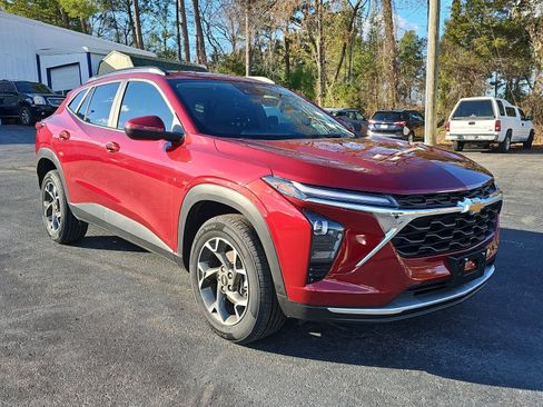 Used 2025 Chevrolet Trax LT w/ Driver Confidence Package image 1