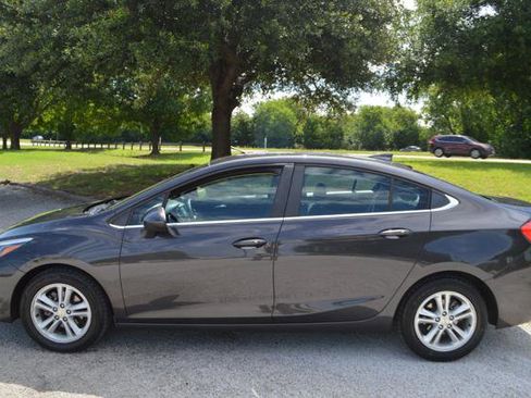Used 2017 Chevrolet Cruze LT w/ Convenience Package FWD image 7