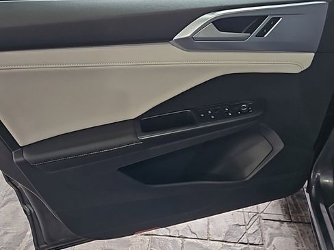 Used 2025 Volkswagen Taos SE image 23