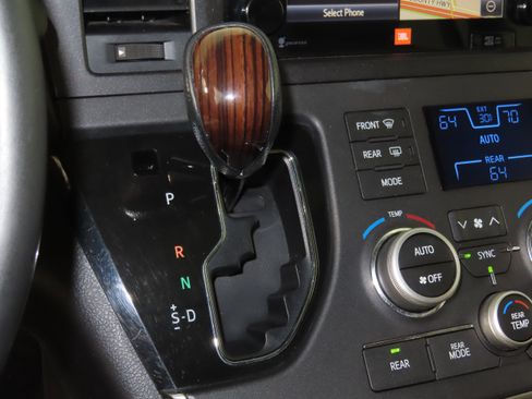 Used 2015 Toyota Sienna Limited image 33